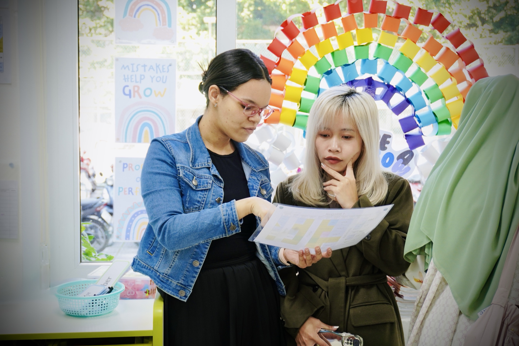 Horizon educators discussing a child’s learning during a school visit